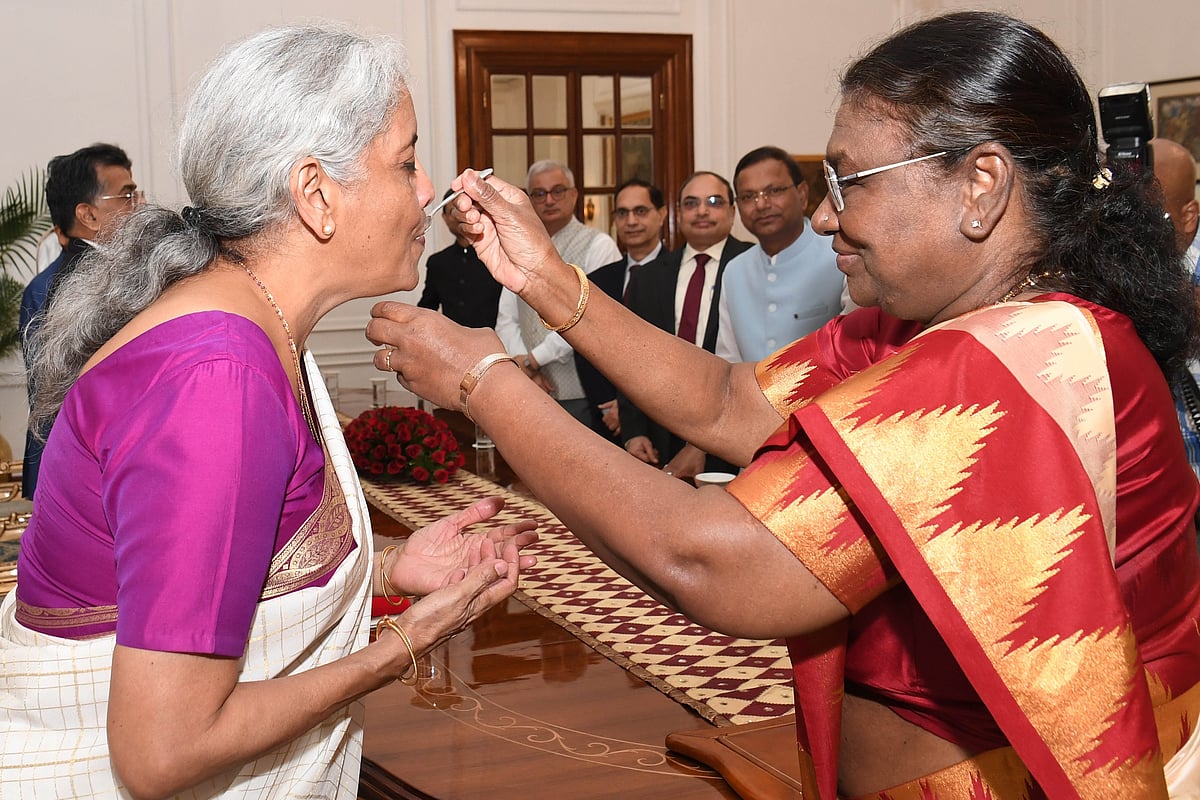 Finance Minister Nirmala Sitharaman meets President Droupadi Murmu